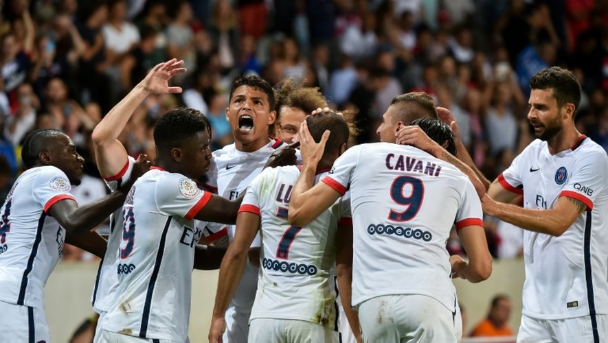 La joie des Parisiens après l'ouverture du score par Lucas Moura contre Lille au stade Pierre Mauroy, le 7 août 2015, à Villeneuve-d'Ascq