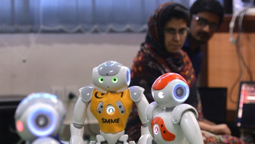 Les robots en plein match à l'université de sciences et de technologie d'Islamabad, le 9 mai 2016