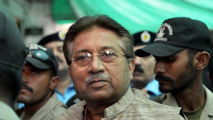 L'ex-président pakistanais Pervez Musharraf, escorté par des policiers au tribunal d'Islamabad, le 20 avril 2013