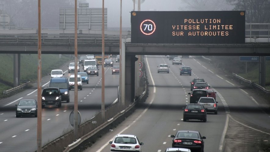 La vitesse est limitée pour cause de pollution à Strasbourg, le 12 décembre 2013