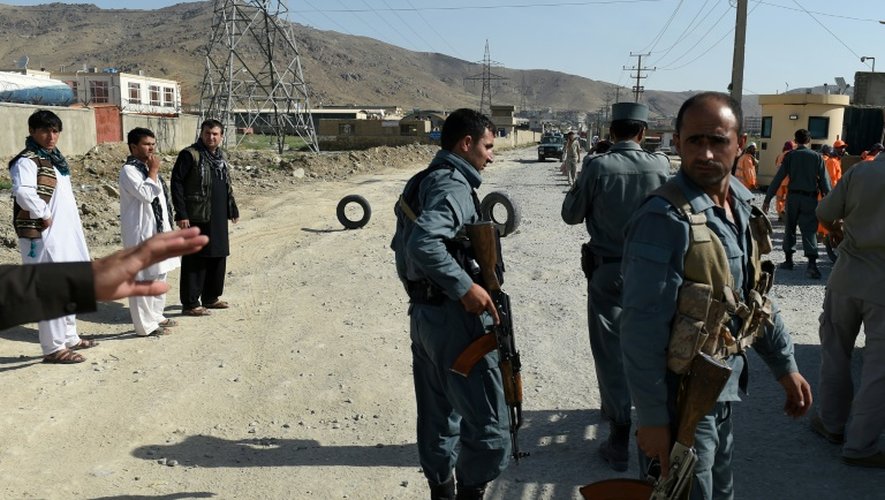 Des policiers afghans contrôlent la zone autour de la base des forces spéciales américaines à Kaboul, le 8 août 2015 après l'assaut commis par des insurgés
