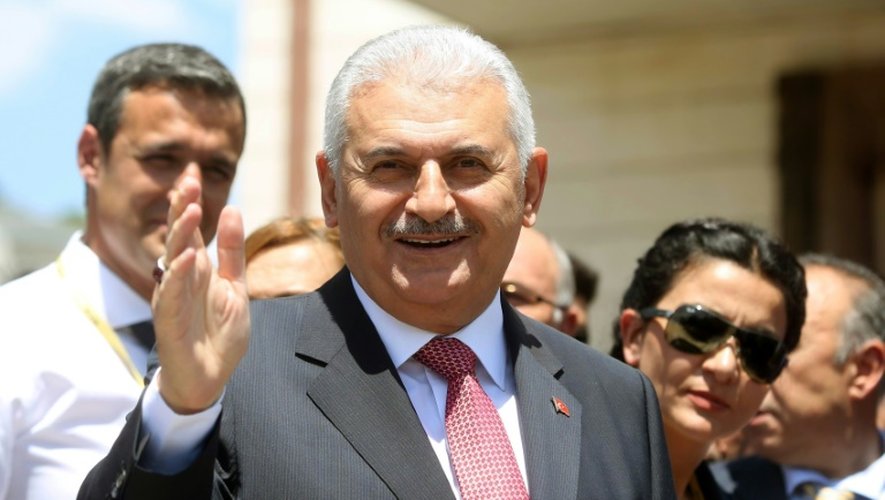Le Premier ministre turc Binali Yildirim (C) à Ankara, le 24 juin 2016