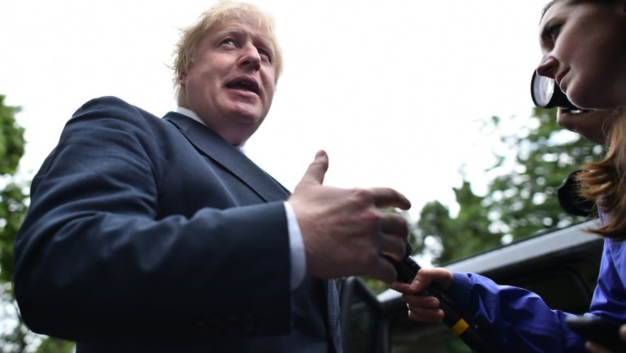 Boris Johnson répond aux journalistes à la sortie de sa résidence à Londres, le 27 juin 2016