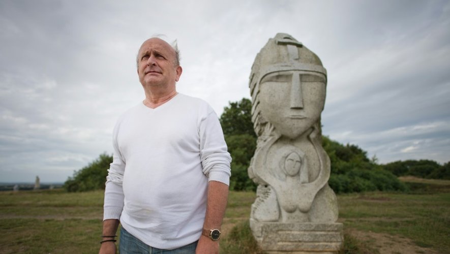 Philippe Abjean créateur du site la Vallée des Saints, pose devant la sculpture d'un saint breton, le 5 août 2015 à Carnoët (Côtes d'Armor)