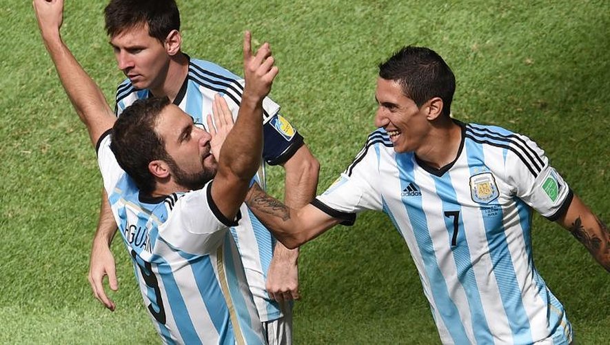 L'unique buteur du quart de finale entre l'Argentine et la Belgique, l'attaquant Gonzalo Higuain, congratulé par ses coéquipiers argentins Léo Messi et Angel Di Maria, le 5 juillet 2014 à Brasilia.