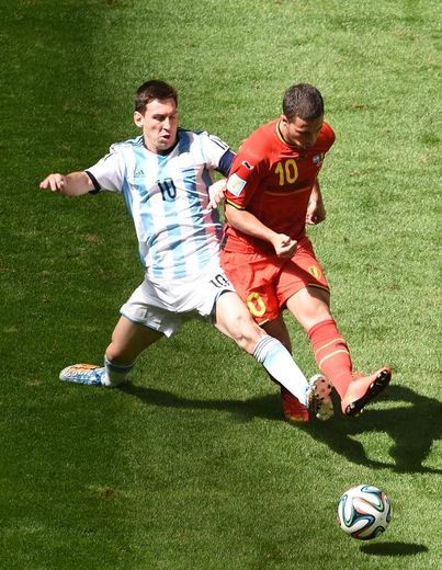 L'Argentin Lionel Messi à la lutte avec le Belge Eden Hazard lors du quart de finale de Coupe du Monde entre les deux équipes, remporté 1-0 par l'Argentine le 5 juillet 2014 à Brasilia.