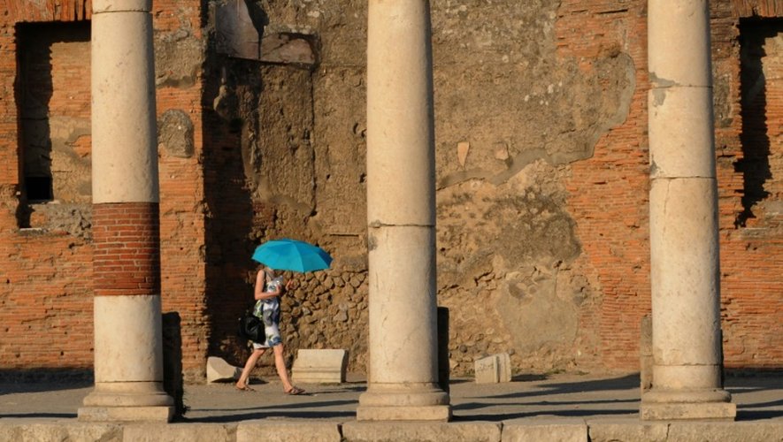 Une touriste visite le site archéologique de Pompéi le 5 août 2015 qui est en train d'être totalement rénové