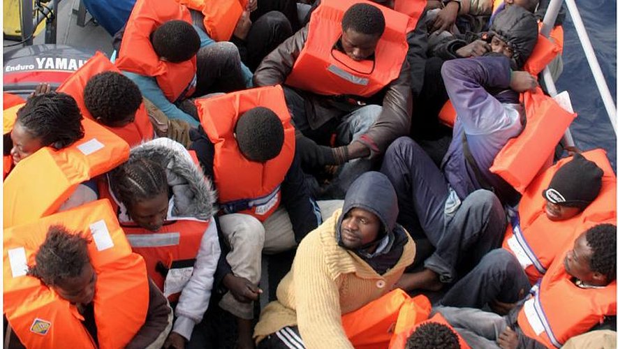Photo fournie par les services maritimes maltais montrant des migrants clandestins après leur sauvetage par la marine maltaise, le 29 décembre