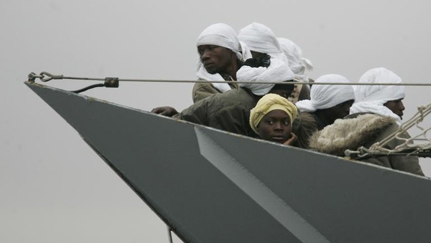 Des migrants africains sur une embarcation de la police italienne à Porto Empedocle, au sud de la Sicile, le 20 avril 2009
