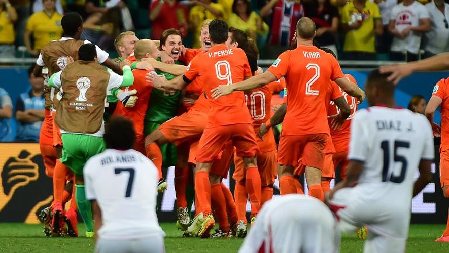 Les Néerlandais célèbrent leur qualification pour la demi-finale de la Coupe du monde acquise aux tirs au but contre le Costa Rica, le 5 juillet 2014 à Salvador.