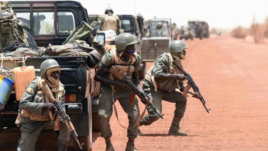 Des soldats maliens lors d'une opération anti terroriste près de Tombouctou au Mali, le 3 juin 2015