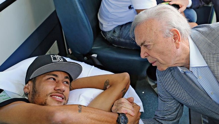 L'attaquant vedette de l'équipe du Brésil, Neymar, blessé, en compagnie du président de la Fédération brésilienne de football José Maria Marin, le 5 juillet 2014 à Teresopolis