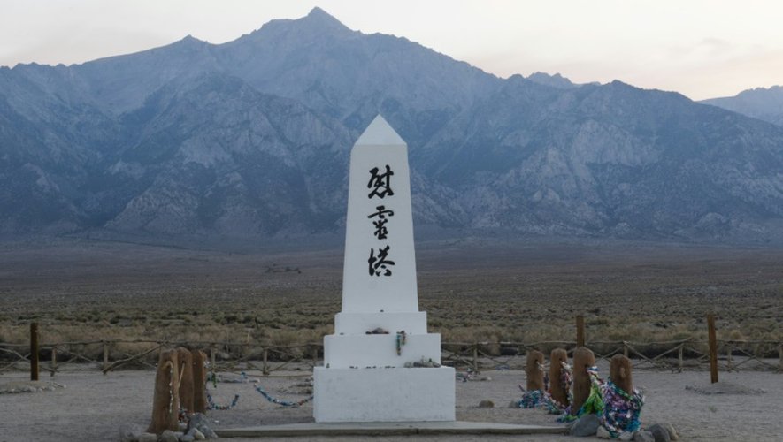 Un monument aux morts est érigé dans l'ancien camp de concentration de Manzanar, dans les montagnes de la Sierra Nevada, le 2 août 2015 en Californie
