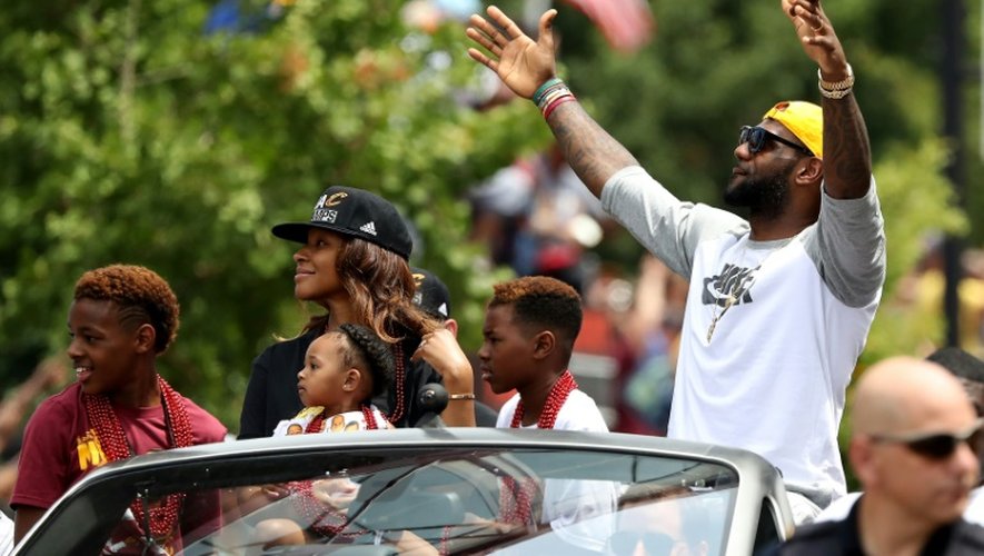 La vedette des Cleveland Cavaliers Lebron James parade dans les rues de Cleveland avec sa famille, pour célébrer le titre de champion NBA de la franchise de l'Ohio, le 22 juin 2016