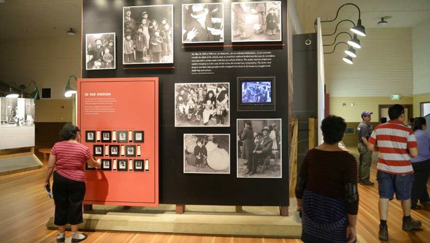 Les visiteurs regardent une exposition consacrée aux détenus du camp de concentration de Manzanar, dans les montagnes de la Sierra Nevada, le 2 août 2015 en Californie