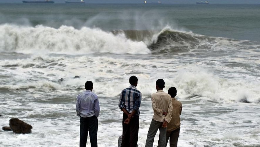Fortes vagues le 12 octobre 2013 à Visakhapatnam en Inde