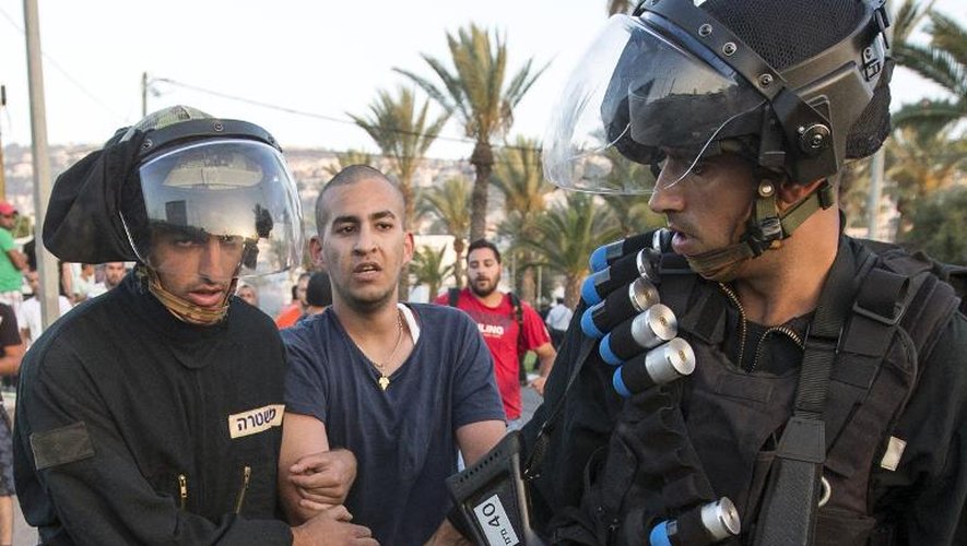 Des policiers israéliens détiennent un manifestant palestinien dans la ville arabe de Ar'Ara (nord d'Israël), le 5 juillet 2014