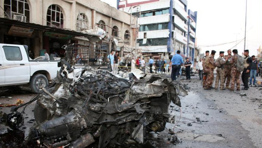 Site de l'explosion d'une voiture piégée à Basra, dans le sud de l'Irak, le 5 juillet 2014