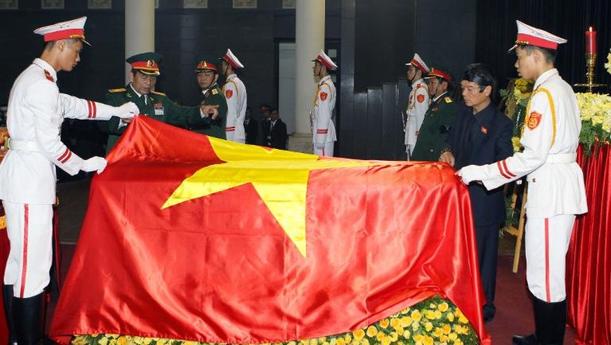 Photo fournie par l'agence de presse vietnamienne montrant le cercueil du général Vo Nguyen Giap recouvert du drapeau national le 12 octobre 2013 à Hanoi