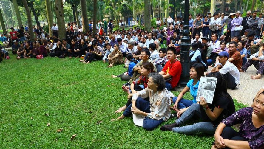 La foule rassemblée dans un parc le 12 octobre 2013 à Hanoi pour suivre la retransmission télévisée de l'hommage rendu au général Vo Ngyen Giap
