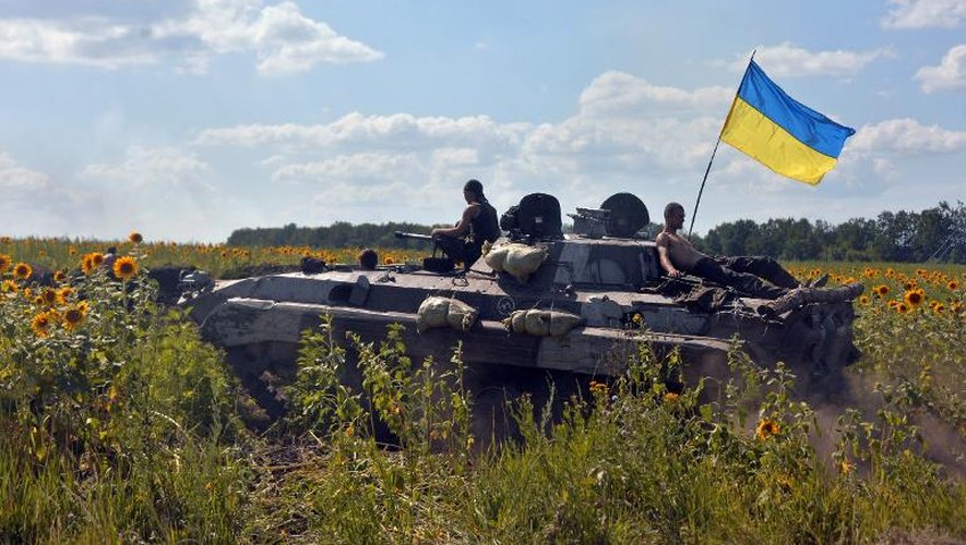 Un char ukrainien avec son drapeau national s'avance vers le bourg de Nickolayevka, proche de Slaviansk, le 5 juillet 2014