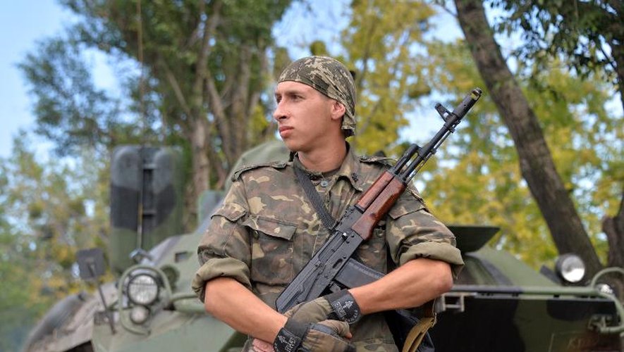 Un soldat ukrainien monte la garde du siège des forces ukrainiennes dans la ville de Isyum, le 6 juillet 2014