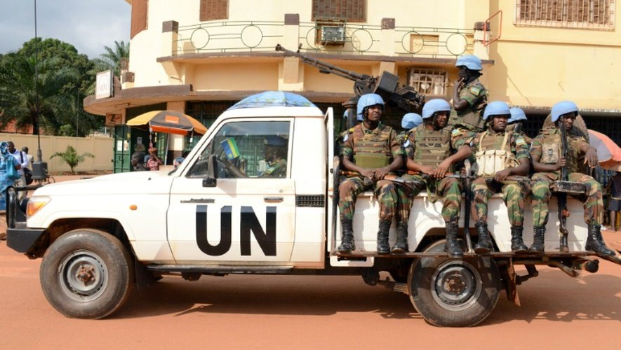 Des casques bleus rwandais patrouillent à Bangui, le 9 décembre 2014