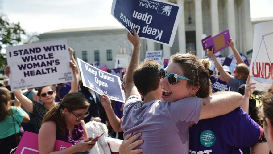 Des manifestants réagissent après une décision de la Cour suprême réaffirmant le droit à l'avortement, le 27 juin 2016 à Washington