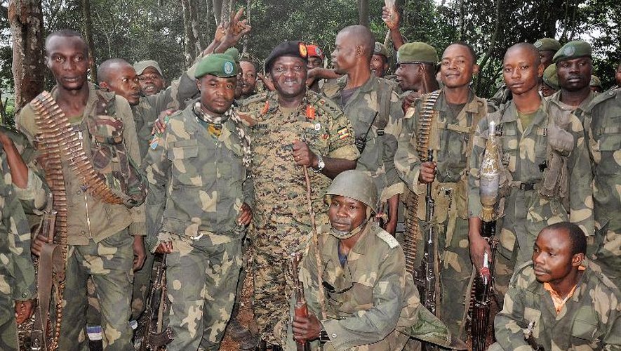 Le chef de l'armée ougandaise Edward Katumba Wamala pose avec des soldats de la RDC à Beni, dans le Nord-Kivu, en RDC, le 7 mai 2014