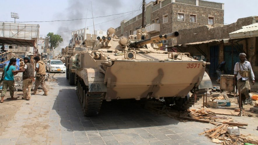 Les forces progouvernementales se promènent dans le gouvernorat de Lahij, à 50 kilomètres du port d'Aden, le 4 août 2015