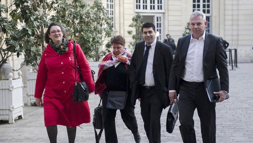 Le secrétaire général de la CGT Thierry Lepaon (d) et des membres de sa délégation à l'hôtel Matignon à Paris, le 11 avril 2014