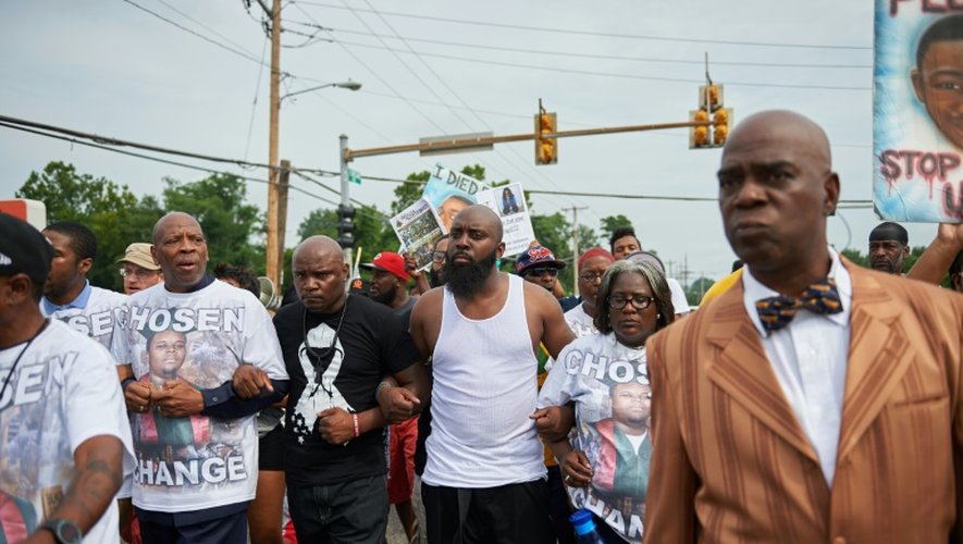 Michael Brown Sr.(C), père de Michael Brown défile à la veille du premier anniversaire de la mort de son fils, dans les rues de Ferguson dans le Missouri, le 8 août 2015