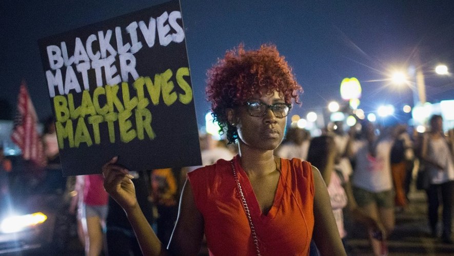 Une manifestante brandit une pancarte où est inscrit "La vie des Noirs compte", lors de la marche à Ferguson, le 8 août 2015 en souvenir du jeune noir tué il y a un an par un policier blanc
