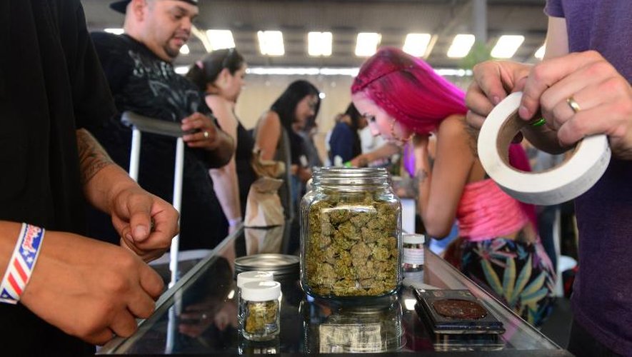 Des consommateurs et des cultivateurs de cannabis se rencontrent le 4 juillet 2014 au Heritage Farmers Market à Los Angeles, où cette substance est vendue légalement pour des indications thérapeutiques