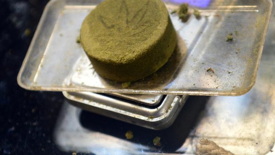 Un "gâteau" de haschich est pesé dans un marché dédié à la vente de cannabis à Los Angeles, le 4 juillet 2014