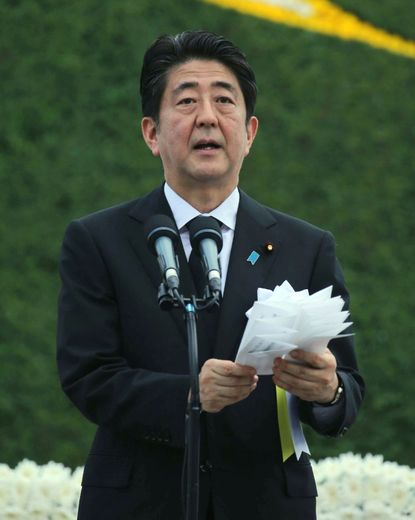 Le Premier ministre japonais Shinzo Abe s'exprime lors d'un discours à Nagasaki, le 9 août 2015, lors des cérémonies marquant le 70e anniversaire de l'attaque nucléaire