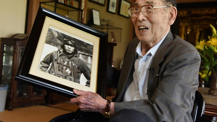 L'ancien pilote japonais Kaname Harada, 98 ans, raconte ses souvenirs de guerre chez lui à Nagano, le 25 juin 2015