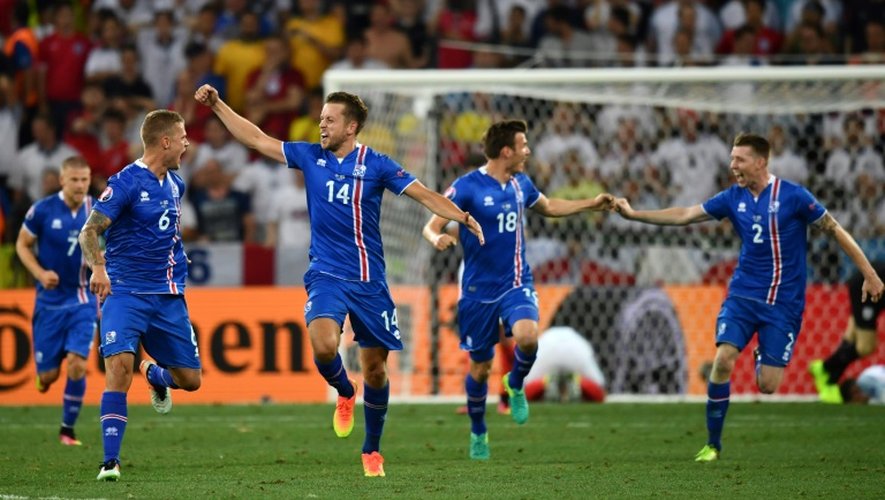 Les joueurs islandais euphoriques après leur qualification pour les quarts de l'Euro devant l'Angleterre à Nice, le 27 juin 2016