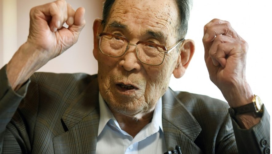 L'ancien pilote japonais Kaname Harada, 98 ans, raconte ses souvenirs de guerre chez lui à Nagano, le 25 juin 2015