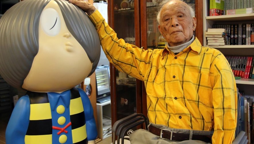 Shigeru Mizuki, 93 ans et créateur de mangas pose à coté d'un de ses personnages "Kitaro" lors d'un entretien avec l'AFP à Tokyo le 12 mai 2015, au cours duquel il évoque ses souvenirs de guerre
