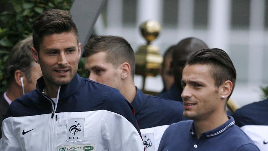 Les joueurs de l'équipe de France,  Olivier Giroud (gauche) et Mathieu Debuchy (droite) ici en premier plan, quittant l'aéroport du Bourget dimanche 6 juillet 2014.