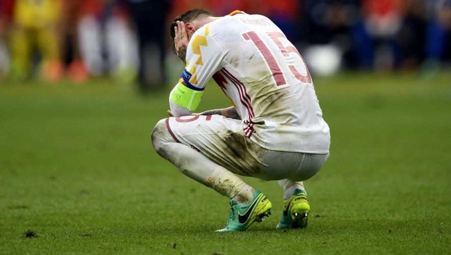 La détresse de Sergio Ramos après l'élimination de l'Espagne par l'Italie, le 27 jujin 2016 au Stade de France