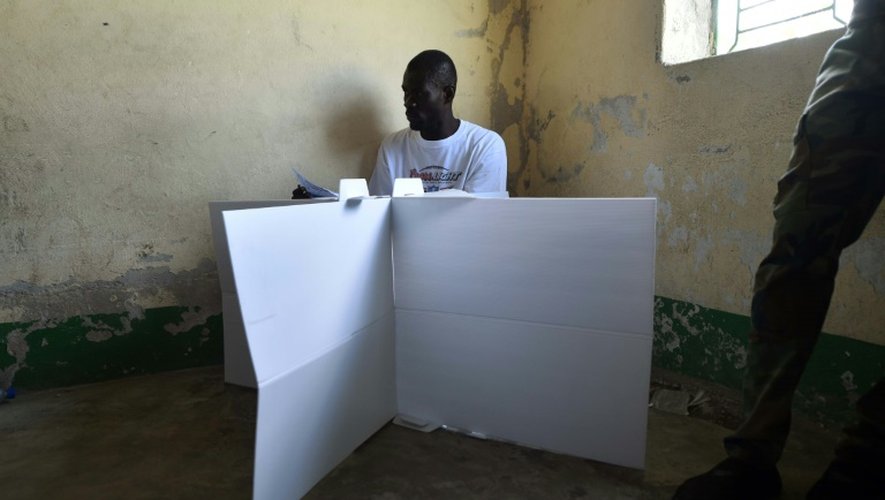 Un homme vote pour les législatives à  Port-au-Prince en Haïti, le 9 août 2015