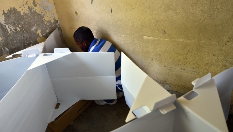 Un homme dans un bureau de vote à Port-au-Prince en Haïti, le 9 août 2015