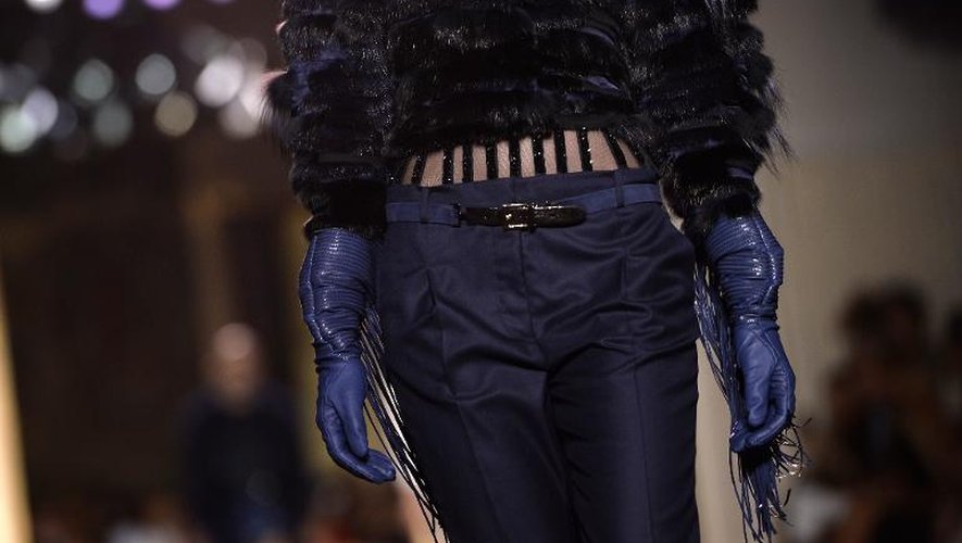 Un mannequin portant une création Versace lors des défilés haute couture automne-hiver 2014/2014 le 6 juillet 2014 à Paris