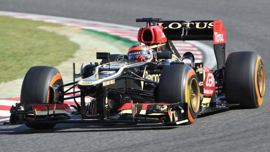 Romain Grosjean au volant de sa Lotus pendant les qualifications du Grand Prix du Japon le 11 octobre 2013 à Suzuka