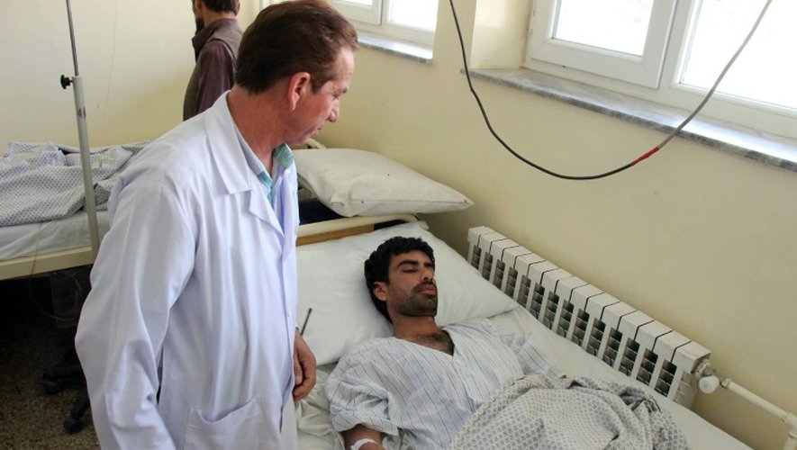 Un blessé reçoit un traitement dans un hôpital de la province de Kunduz (nord de l'Afghanistan) le 9 août 2015 après une nouvelle attaque revendiquée par des rebelles talibans