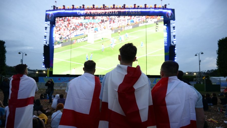 Des fans anglais regardent leur équipe perdre contre l'Islande dans la fan zone du Champ-de-Mars à Paris le 27 juin 2016