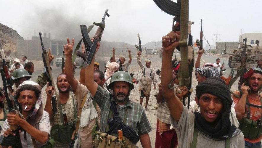 Des hommes des forces loyalistes yéménites fidèles au président en exil Abedrabbo Mansour Hadi dans la province de Lahj à une cinquantaine de kilomètres d'Aden au Yémen, le 5 août 2015