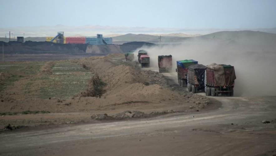 Des camions se rendent à la mine de Tavan Tolgoi, la plus grosse mine de charbon de Mongolie dans le désert de Gobi, le 26 juin 2016